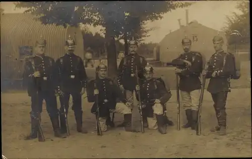 Foto Ak Deutsche Soldaten in Felduniform vor Baracke 15, Gruppenibld