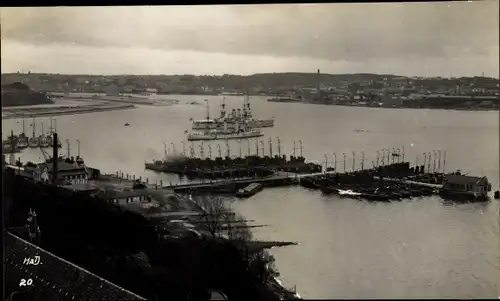 Foto Ak Deutsche Kriegsschiffe in einem Hafen