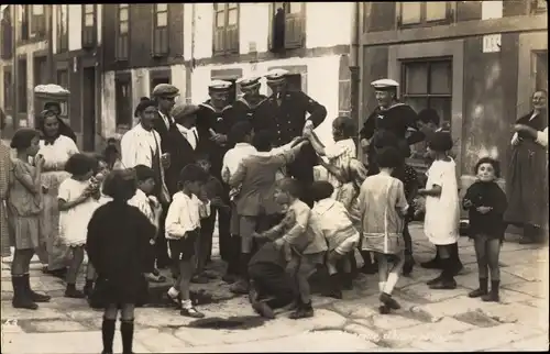 Foto Ak Seeleute in Uniformen, Kinder, Linienschiff Braunschweig