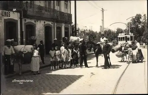 Foto Ak Straßenszene, Seeleute, Kinder, Pony, Straßenbahn