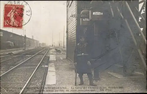 Ak La Greve des Chemins de fer 1910, Sentinelle armee gardant unposte semaphorique