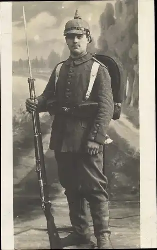 Foto Ak Deutscher Soldat in Uniform, Ausrüstung, Pickelhaube, Bajonett