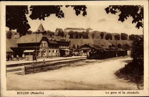 Ak Bitche Bitsch Lothringen Moselle, Gare et la citadelle, chemin de fer
