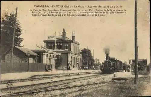 Ak Forges-les-Eaux Seine Maritime, La Gare, Arrivee du train