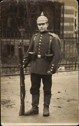 Foto Ak Kaiserlicher Soldat, Uniform, Ausrüstung, Portrait
