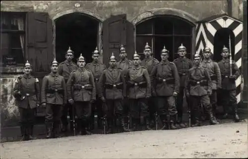 Foto Ak Deutsche Soldaten in Uniform, Gruppenbild, Wachposten, Meerane, Gössnitz