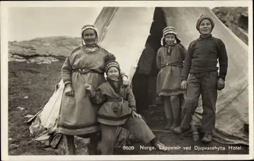 Ak Norwegen, Lappeleir ved Djupvasshytta Hotel, Lappen vor ihrem Zelt