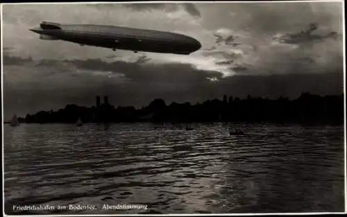 Ak Friedrichshafen am Bodensee, Zeppelin Luftschiff über dem Wasser, Abendstimmung
