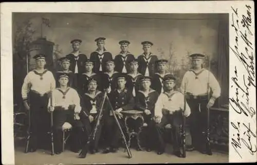 Foto Ak Deutsche Seeleute in Uniform, Gewehre, Wilhelmshaven