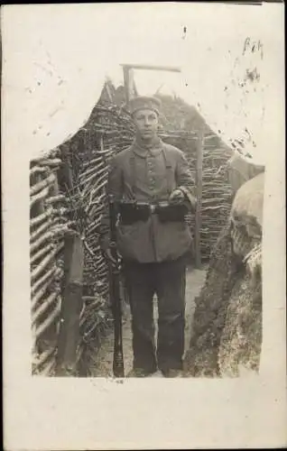 Foto Ak Deutscher Soldat in Uniform, Schützengraben