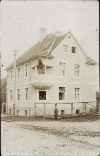 Foto Ak Bad Driburg in Westfalen, Wohnhaus, Anwohner an den Fenstern, Balkon