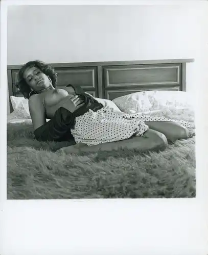 Akt Fotografie Lilo Korenjak Frau, eine Brust entblößt, auf Bett kniend