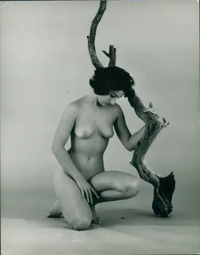 Akt Fotografie Lilo Korenjak, Frau, nackt, barbusig, kniend