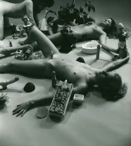 Akt Fotografie, zwei Frauen, nackt, barbusig, auf Tisch mit Sexspielzeug liegend