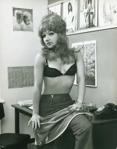Akt Fotografie Lilo Korenjak, Frau in BH, auf Schreibtisch sitzend