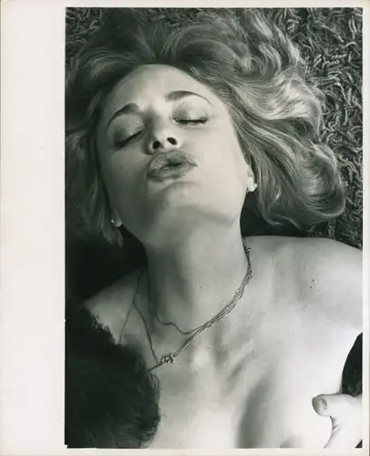 Akt Fotografie, Frau, barbusig, liegend, Kußmund