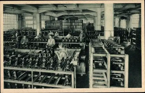 Ak Wittenberge in der Prignitz, Singer Nähmaschinen, Lackierabteilung, Ornamentierraum, Fabrik