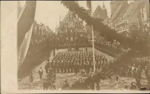 Foto Ak Deutsche Soldaten in Uniformen bei einer Parade