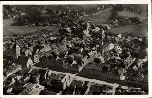 Ak Deggendorf im Bayerischen Wald Niederbayern, Blick auf den Ort, Fliegeraufnahme