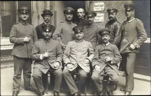 Foto Ak Deutsche Soldaten in Uniformen, Gruppenaufnahme, Rauchklappe