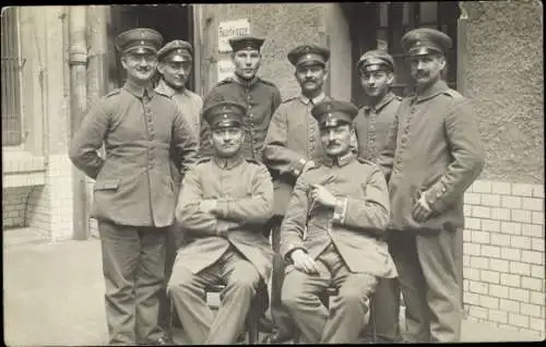 Foto Ak Deutsche Soldaten in Uniformen, Gruppenaufnahme, Rauchklappe