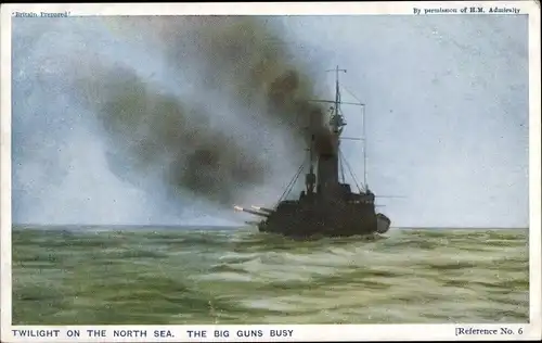 Ak Britisches Kriegsschiff, twilight on the North Sea, the big guns busy