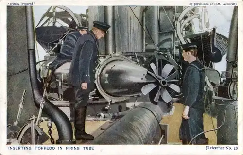 Ak Britisches Kriegsschiff, Inserting torpedo in firing tube, Seeleute