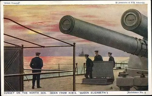 Ak Britisches Kriegsschiff, HSM Queen Elizabeth, Seeleute, Sonnenuntergang