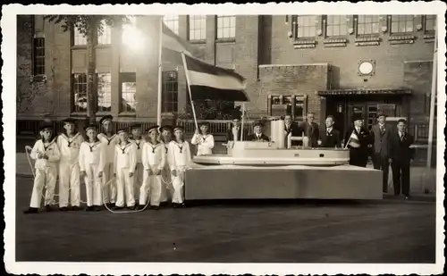 Foto Jungen in Matrosenanzügen, Modell eines Dampfers, Männer