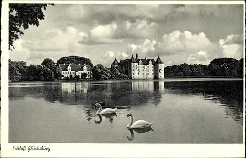 Ak Glücksburg in Schleswig Holstein, Schloss, Schwäne, Blick vom Wasser aus