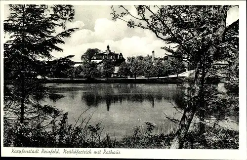 Ak Reinfeld in Schleswig Holstein, Partie am Neuhöferteich mit Durchblick zum Rathaus