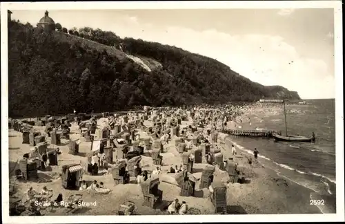 Ak Ostseebad Sellin auf Rügen, Strand, Strandkörbe, Segelboot