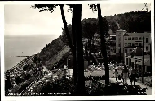 Ak Ostseebad Sellin auf Rügen, Am Kurkonzertplatz, Blick zum Strand