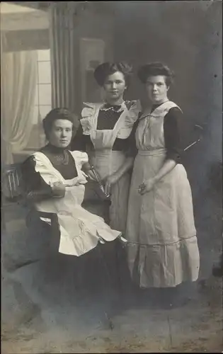 Foto Ak Krefeld am Niederrhein, Portrait dreier Hauswirtschaftlerinnen