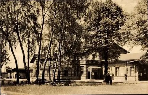 Ak Parchim Mecklenburg, Blick auf den Bahnhof, Bäume