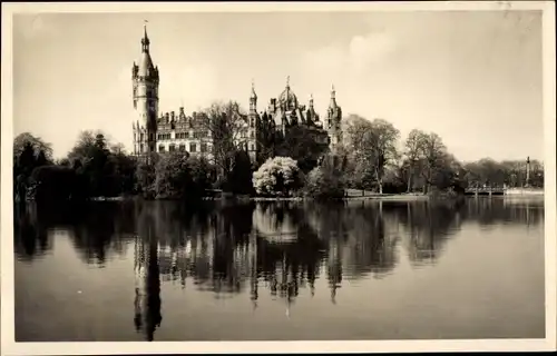 Foto Ak Schwerin in Mecklenburg Vorpommern, Blick auf das Schloss, Seeseite