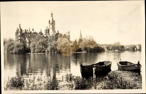 Foto Ak Schwerin in Mecklenburg Vorpommern, Blick auf das Schloss, Seeseite