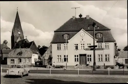 Ak Neubukow Mecklenburg, Partie am Rathaus, Kirche