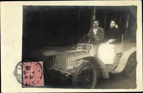 Foto Ak Mann und Frau in einem Automobil, KFZ Kennz. 487 EE