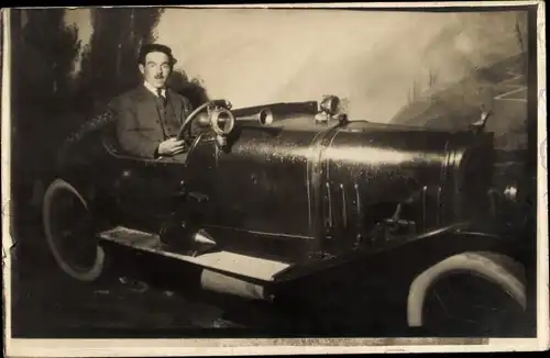 Foto Ak Mann in einem Automobil, Portrait