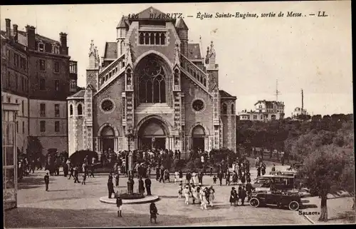 Ak Biarritz Pyrénées Atlantiques, Église St. Eugène, Sortie de la messe