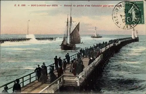 Ak Boulogne sur Mer Pas de Calais, Retour de pêche d'un Gaboteur, Seebrücke, stürmische See