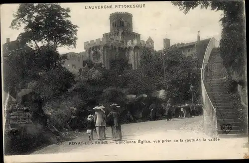 Ak Royat Puy de Dôme, Ancienne église, vue prise de la route de la vallée