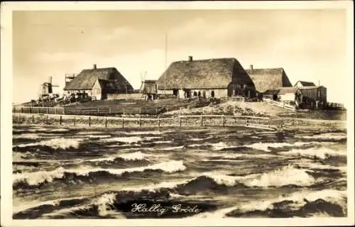 Ak Hallig Gröde in Nordfriesland, Hallig mit Wohnhäusern und Mühle vom Wasser aus gesehen