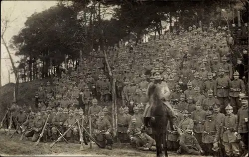 Foto Ak Gruppenbild von Soldaten mit Gewehren und Reiter im Vordergrund