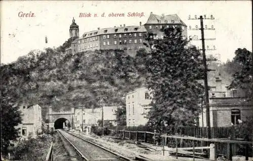 Ak Greiz im Vogtland, Blick zum oberen Schloß mit Gleisanlagen im Vordergrund