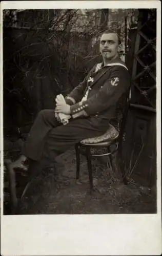 Foto Ak Ansicht eines Matrosen in Uniform