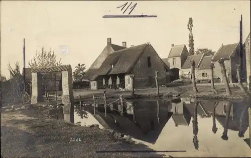 Foto Ak Unbekannter Ort, Teichpartie, Ortsansicht, Bauernhof