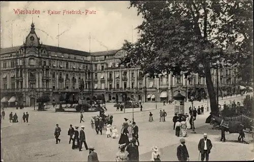 Ak Wiesbaden in Hessen, Kaiser Friedrich Platz, Passanten