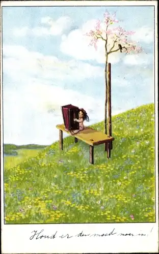 Ak Engel mit Akkordeon auf einer Bank, blühender Baum